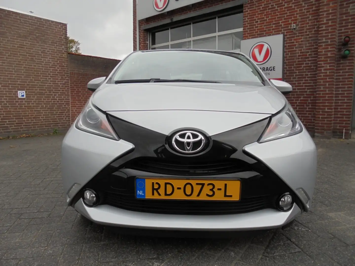 Toyota Aygo 1.0 VVT-i x-play||Cruise||Airco||Rijklaar|| Grijs - 2