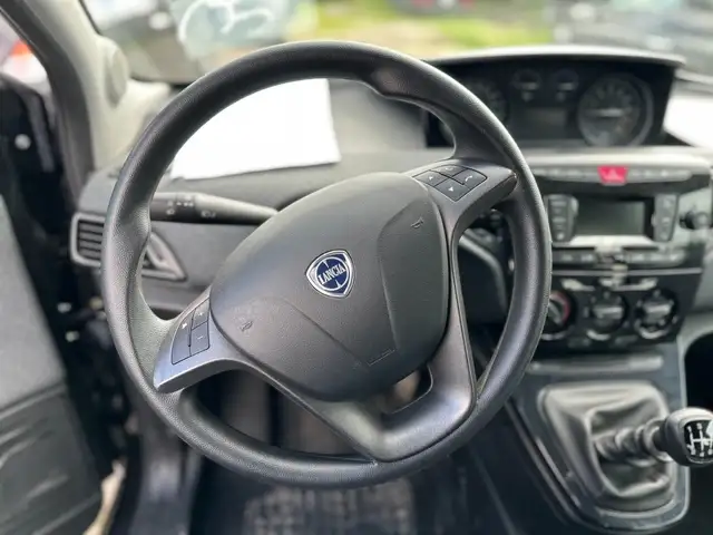 Lancia Ypsilon view 12