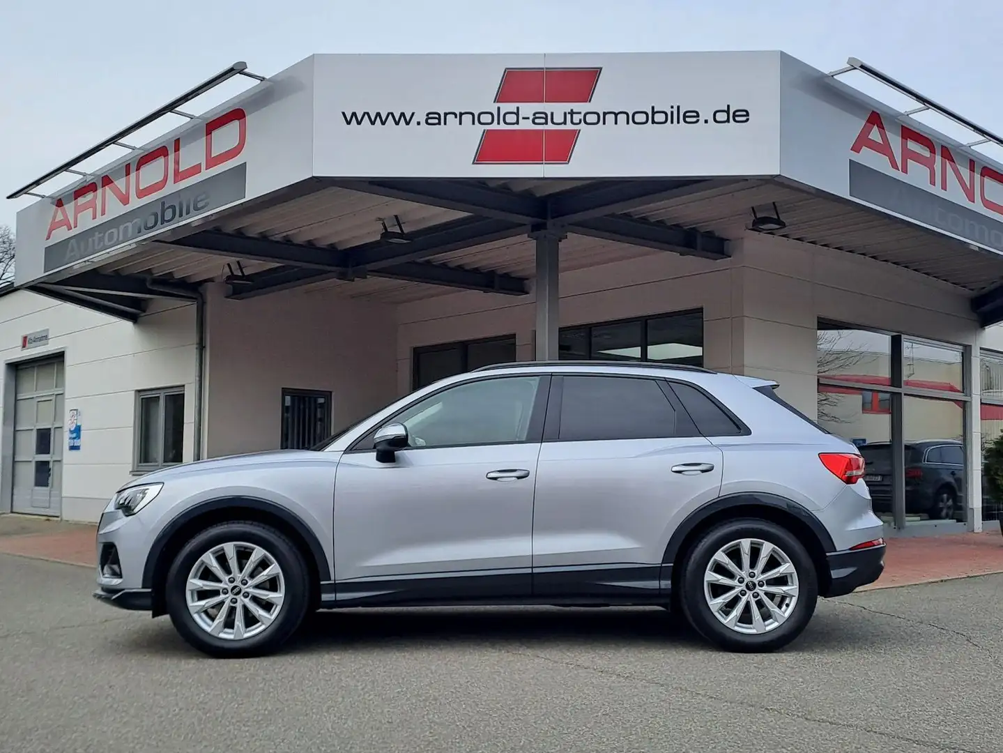 Audi Q3 35 1.5 TFSI S tronic (schwenkbare AHZV) Plateado - 1
