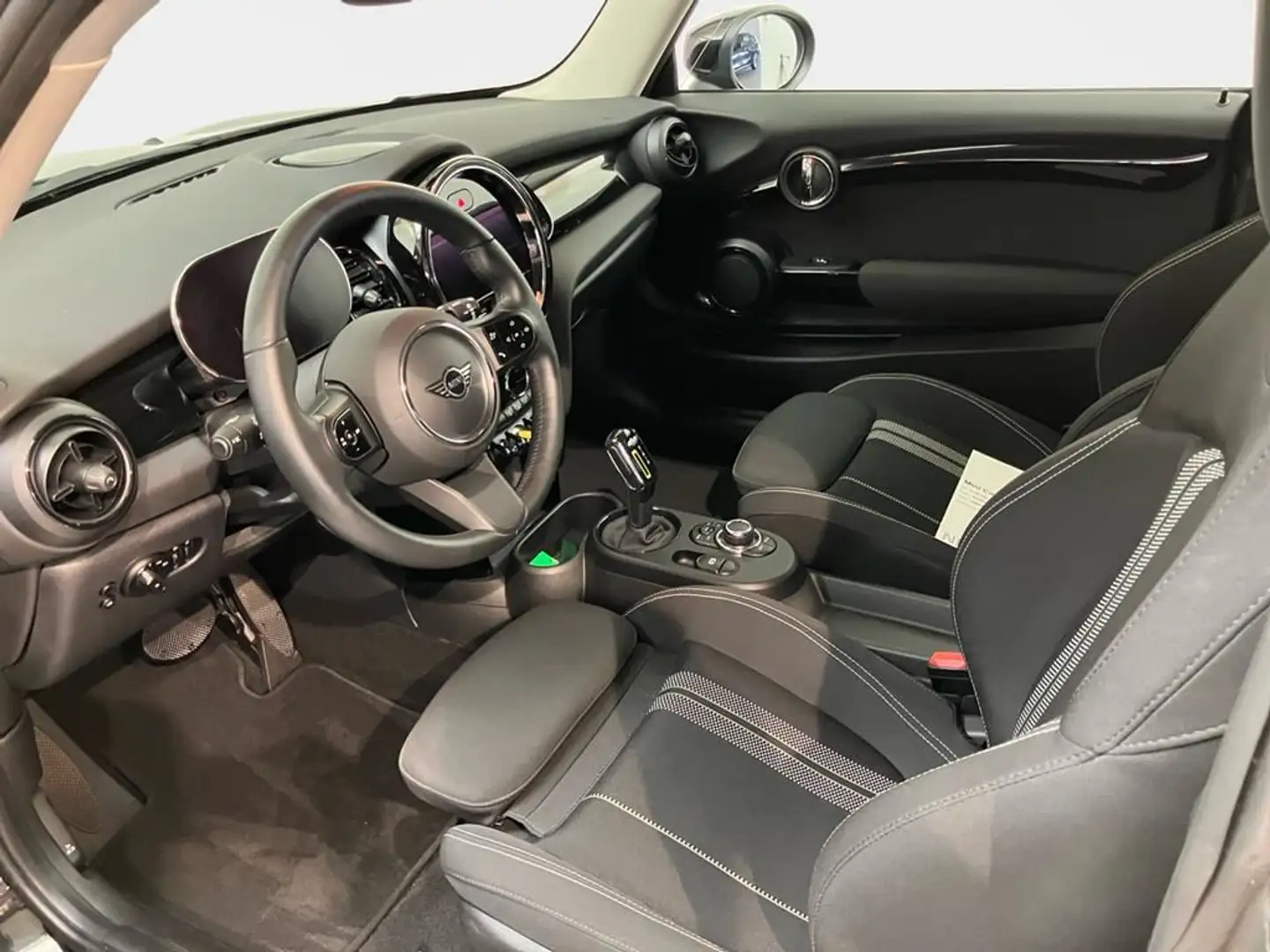 MINI Cooper SE Essential Trim Schwarz - 1