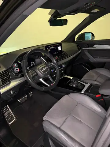Audi Q5 view 11