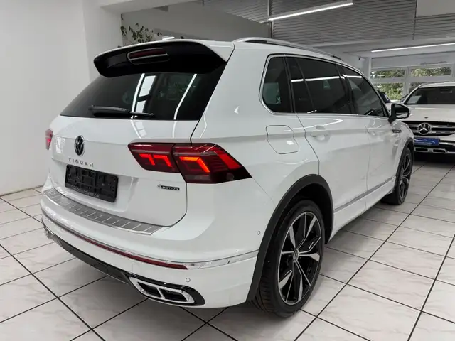 Volkswagen Tiguan view 3