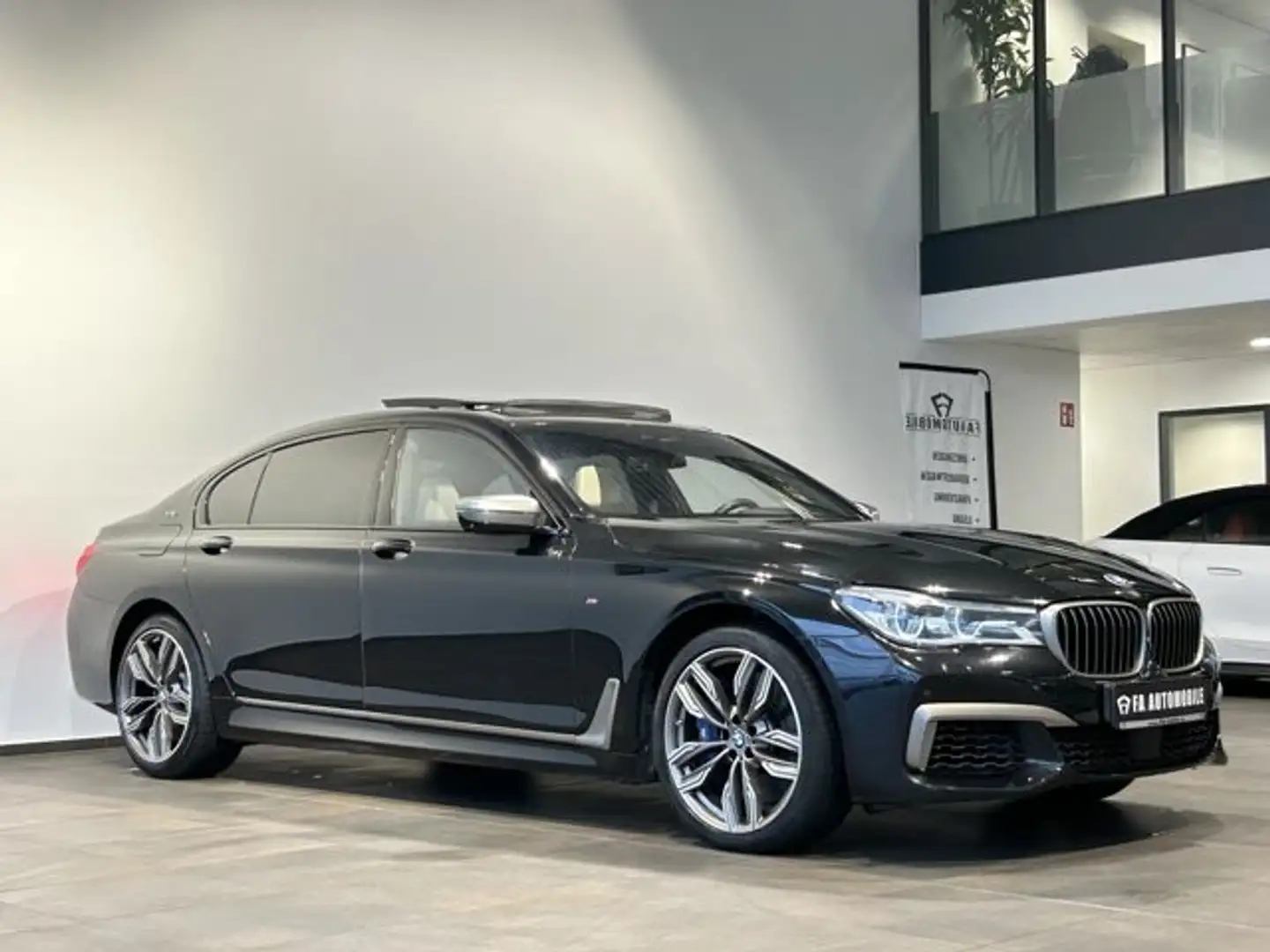 BMW M760 Li xDrive V12 M Sport Sky Pano 3xTV Soft Negru - 2