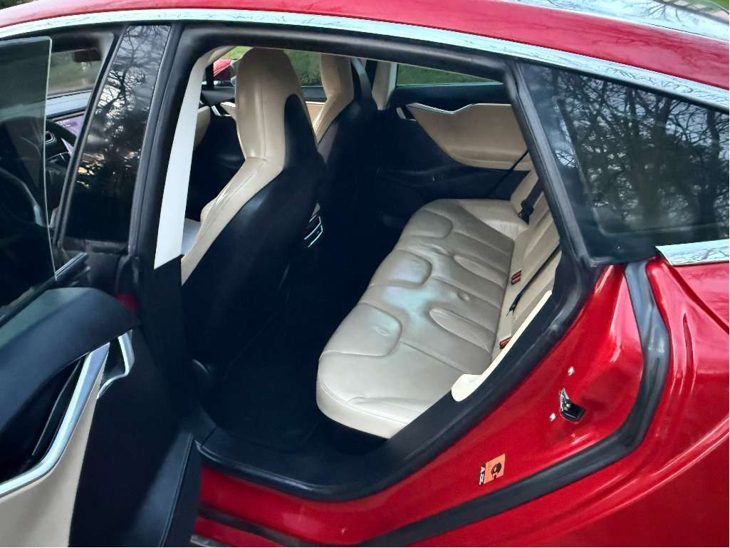 2015 Tesla Model S 85D thumb 8