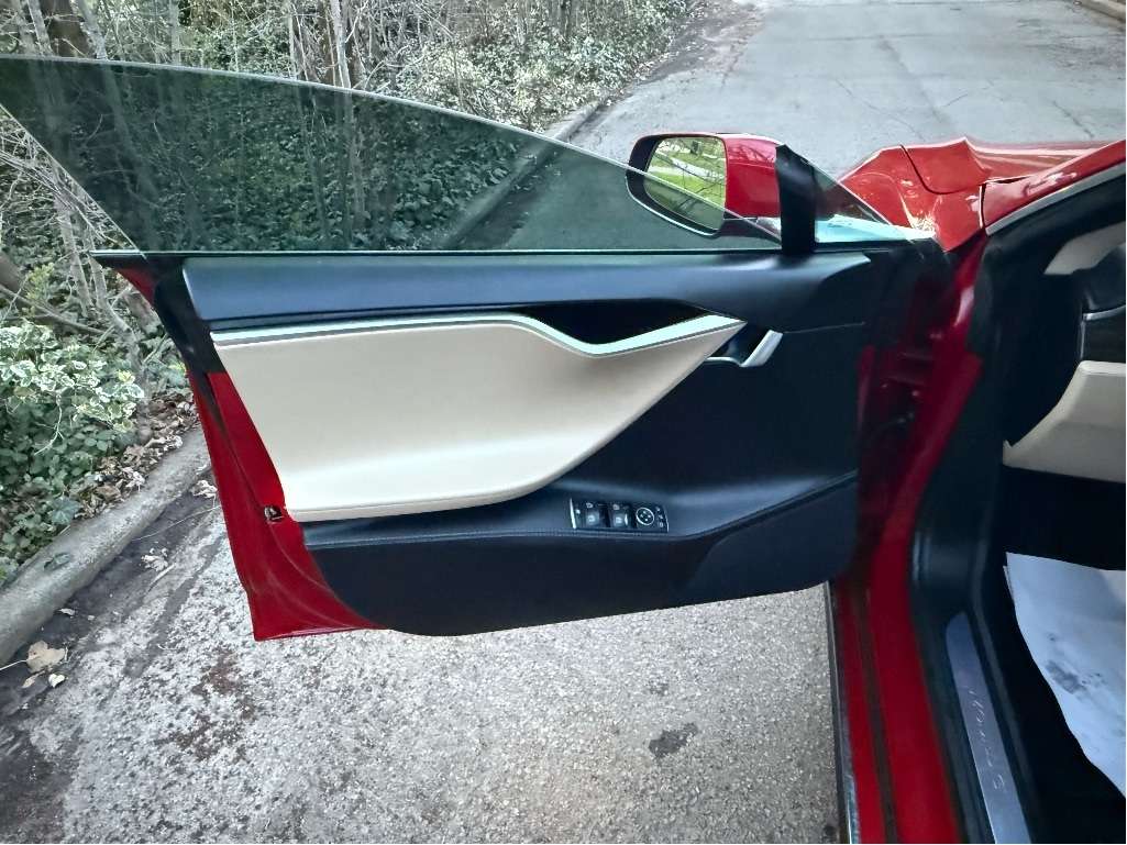 2015 Tesla Model S 85D thumb 12