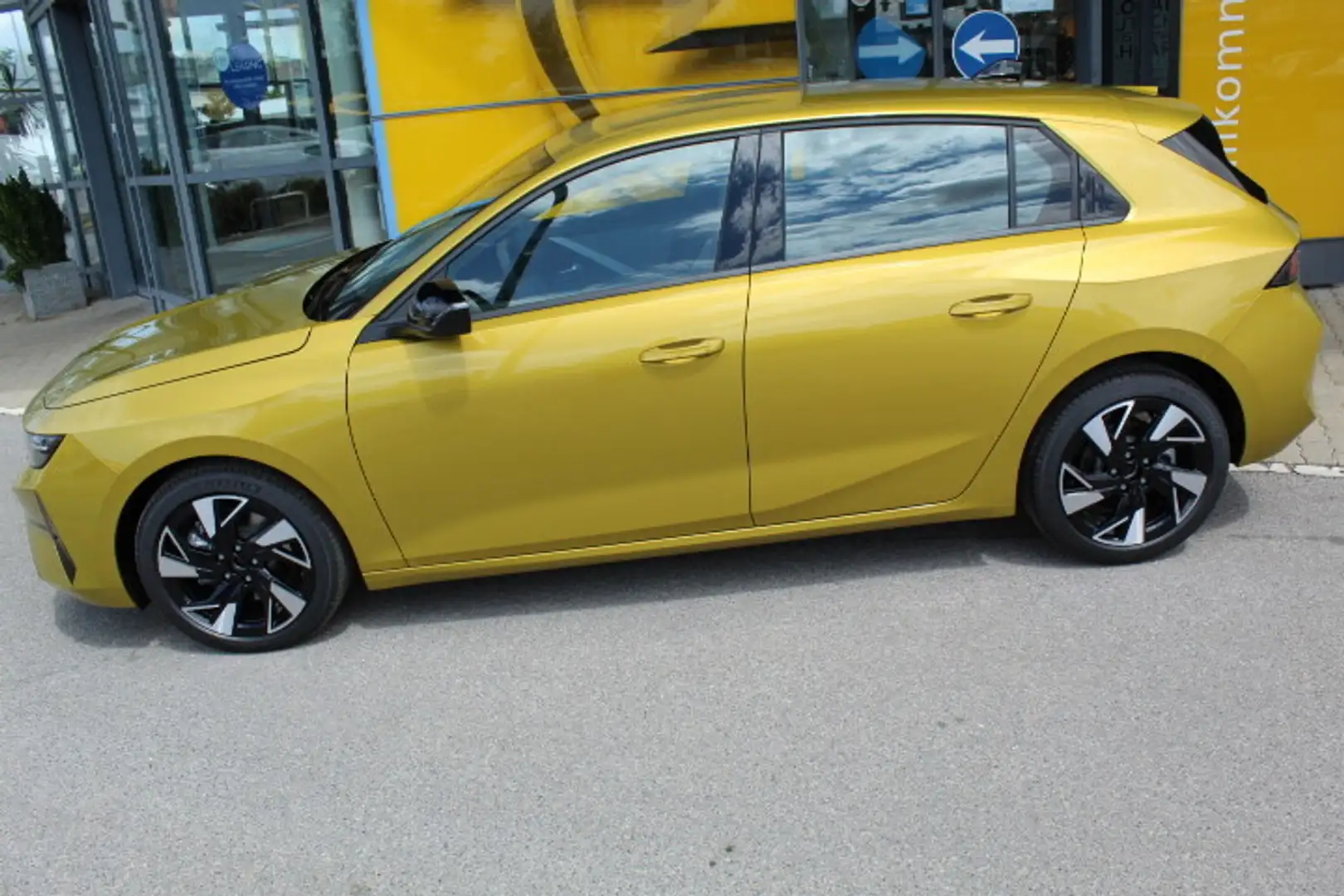 Opel Astra 1,2 Turbo MHEV Business Edition Aut. Gelb - 2