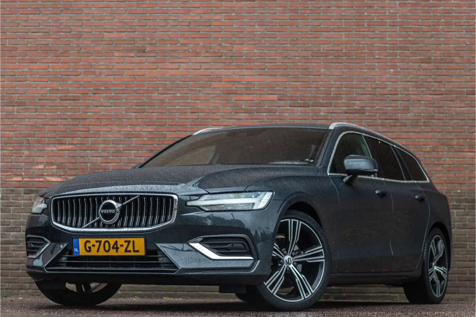 Volvo V60 T4 Inscription, Origineel NL, Polestar, Adaptive C Grijs - 1