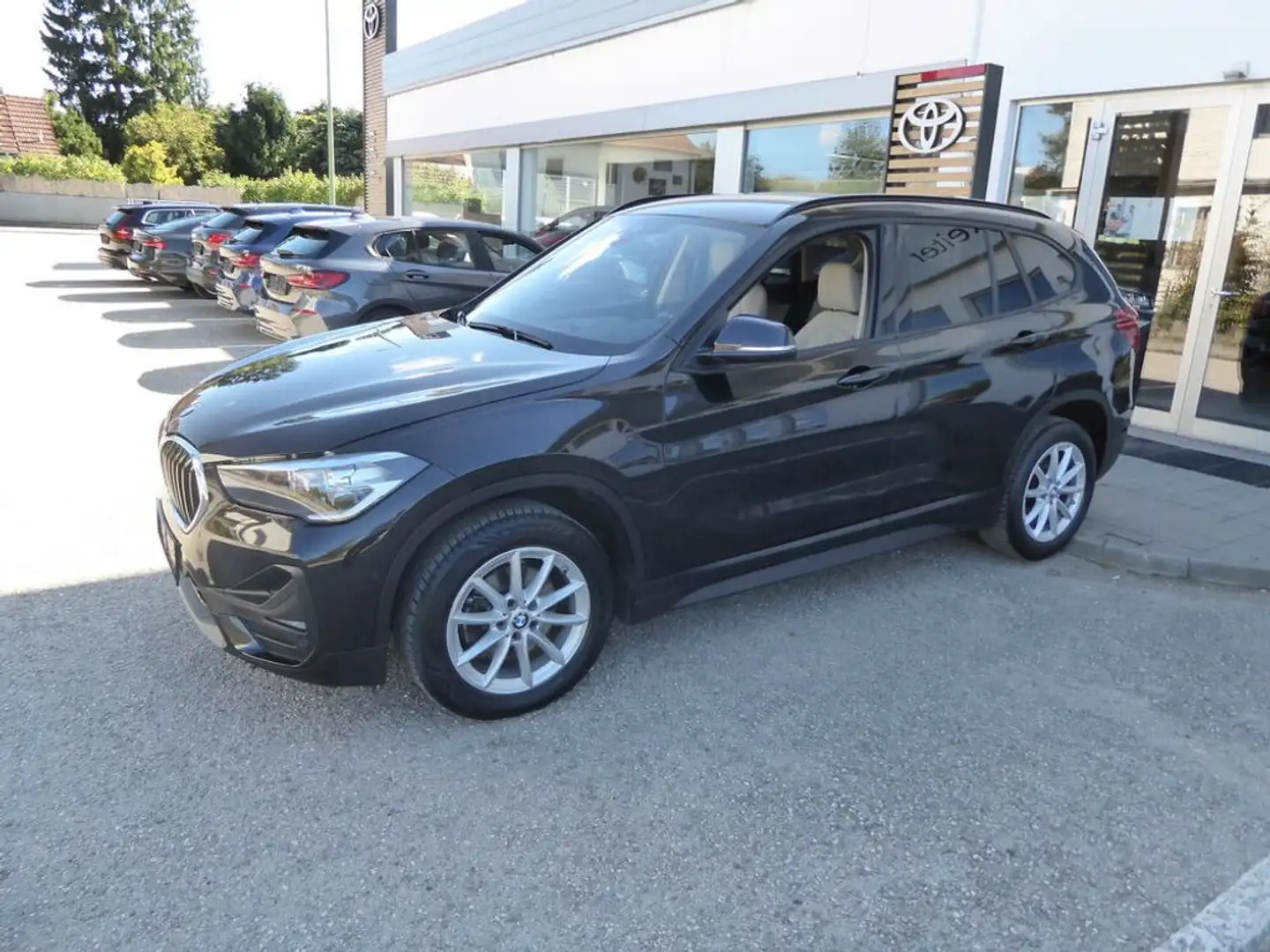 BMW X1 sDrive18d Aut. *NAVI*LEDER*SHZ* Schwarz - 2