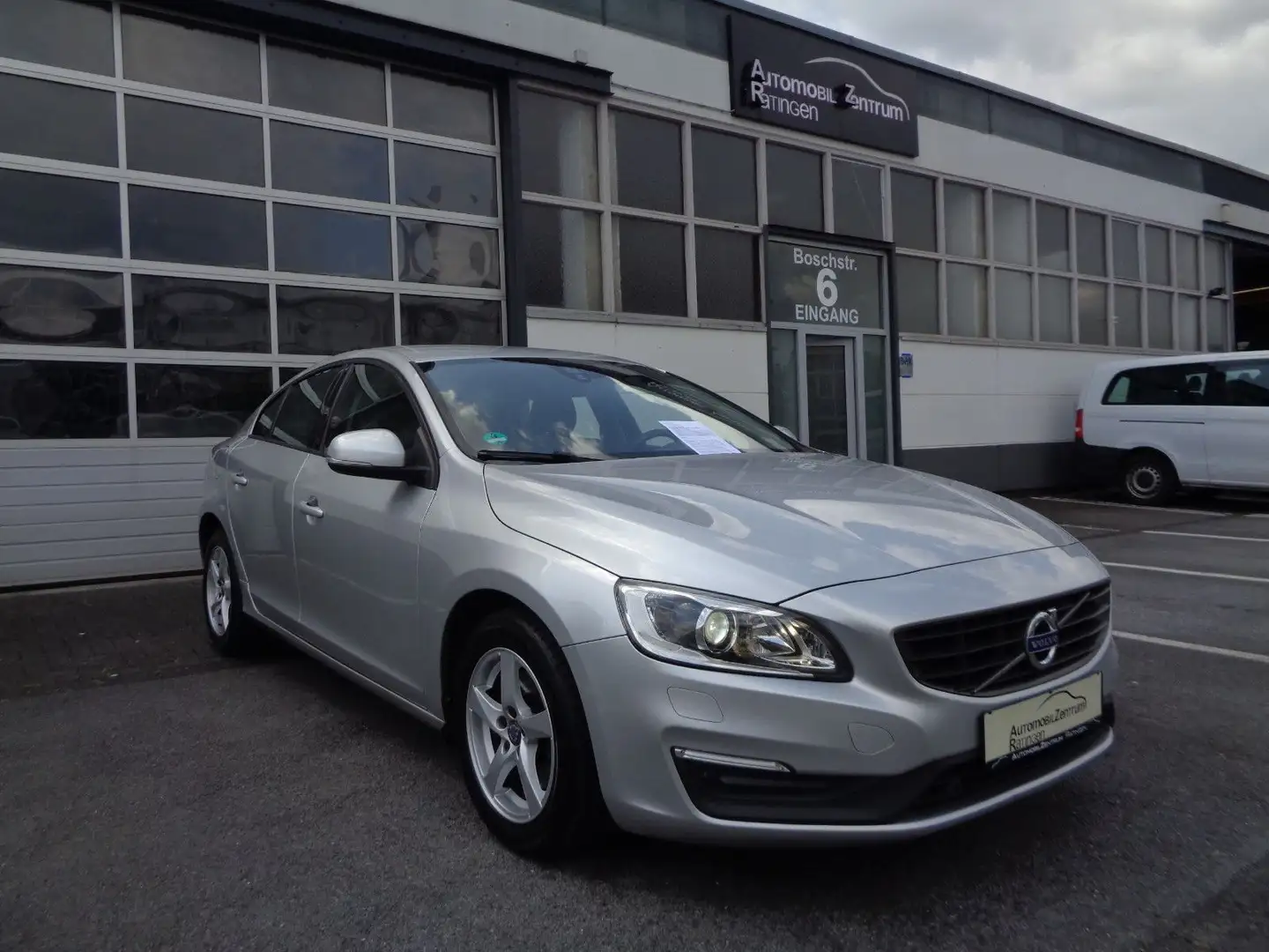 Volvo S60 Lim. D4 Geartr. Linje Bus.*1.HD*XEN*AHK*KAM* Silber - 1