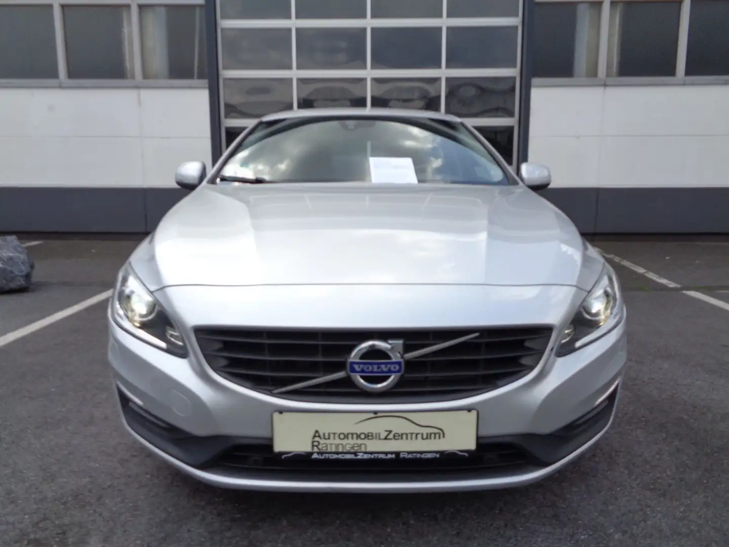 Volvo S60 Lim. D4 Geartr. Linje Bus.*1.HD*XEN*AHK*KAM* Silber - 2