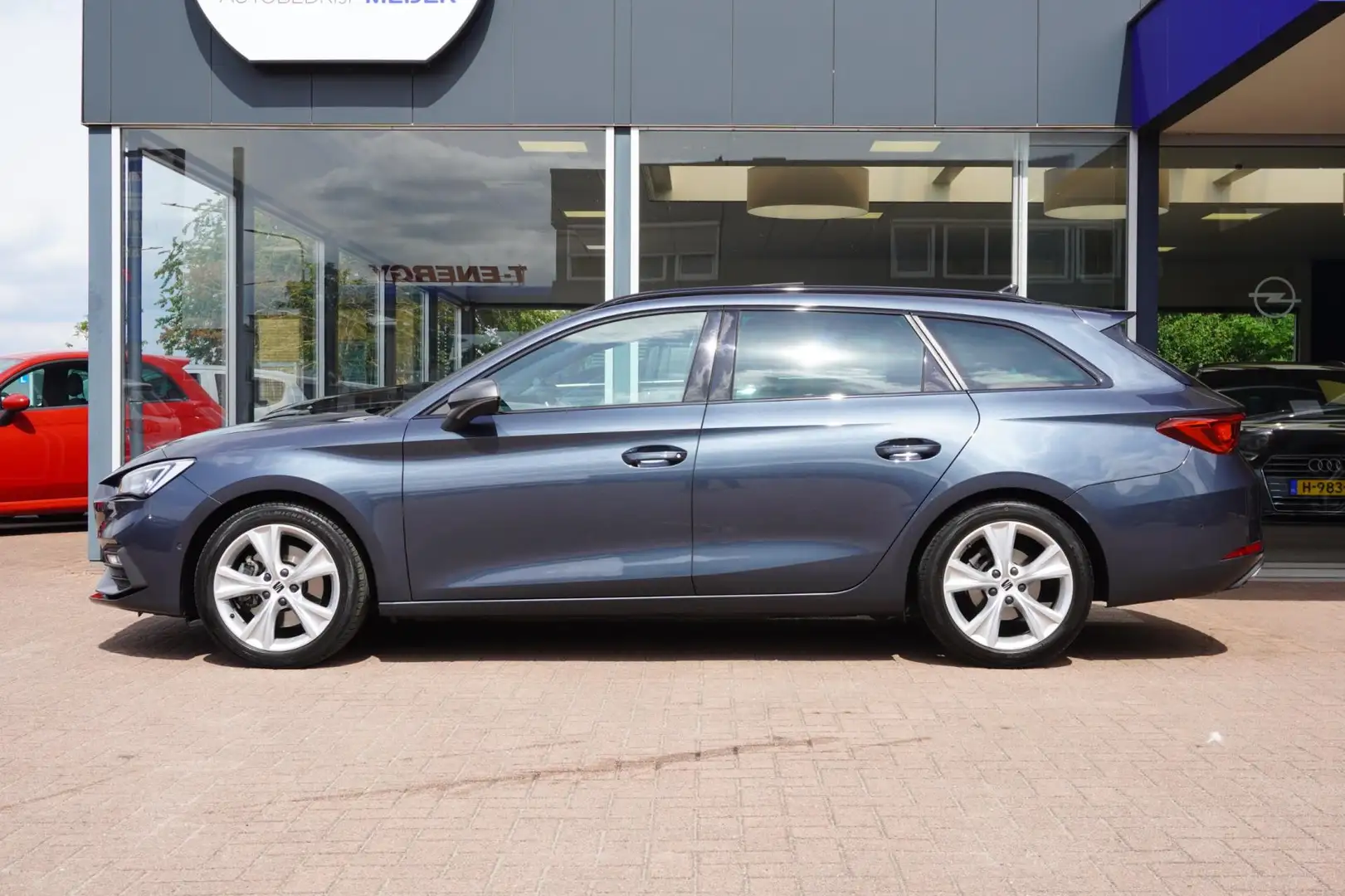 SEAT Leon Sportstourer 1.5 eTSI FR Launch Edition | Airco | Grijs - 2