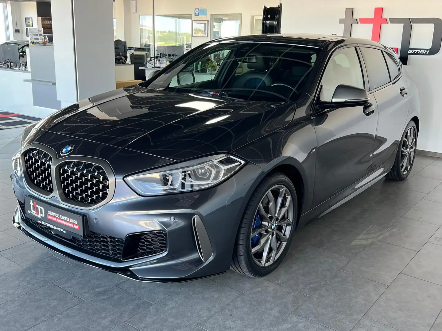 BMW 135 xDrive Pano LED Navi PDC Grijs - 2