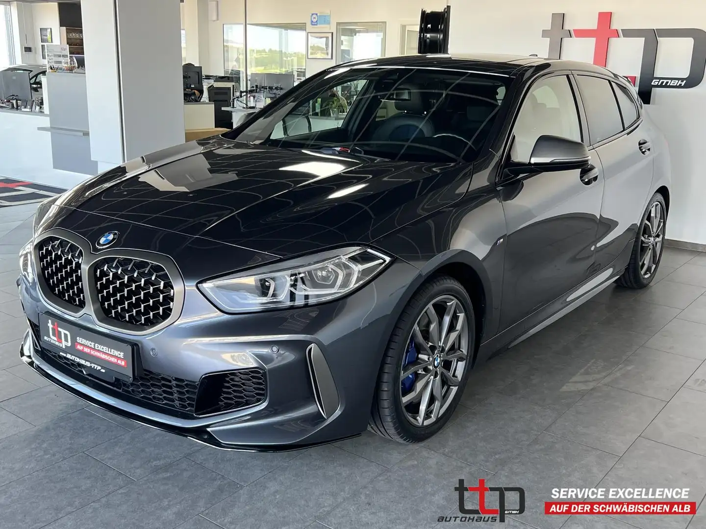 BMW 135 xDrive Pano LED Navi PDC Grijs - 1