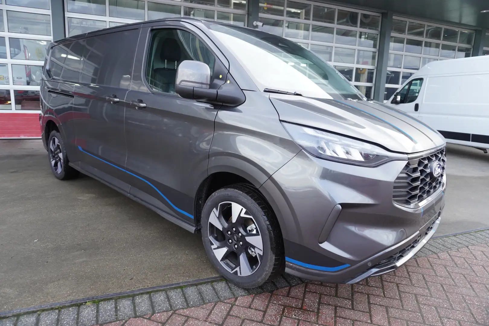 Ford Transit Custom 300L 2.0 TDCI 170PK L2H1 Sport Automaat Schuifdeur Grijs - 2