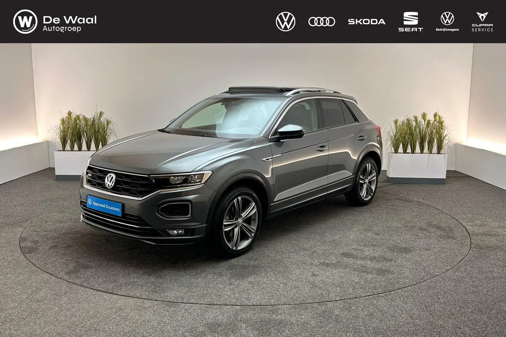 Volkswagen T-Roc 1.5 TSI 150pk DSG Sport | R-Line, Panoramadak, Ach Grau - 1