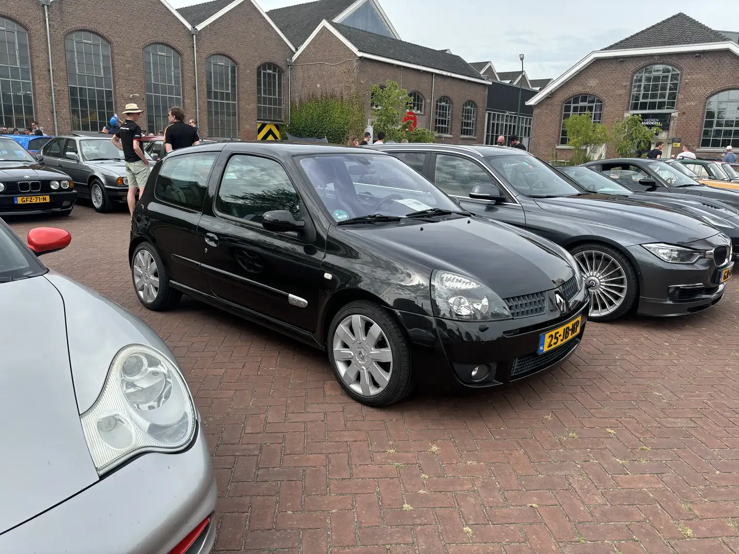 Renault Clio 2.0-16V Sport  RS 2002 | APK nieuw | Veel onderhou Zwart - 1