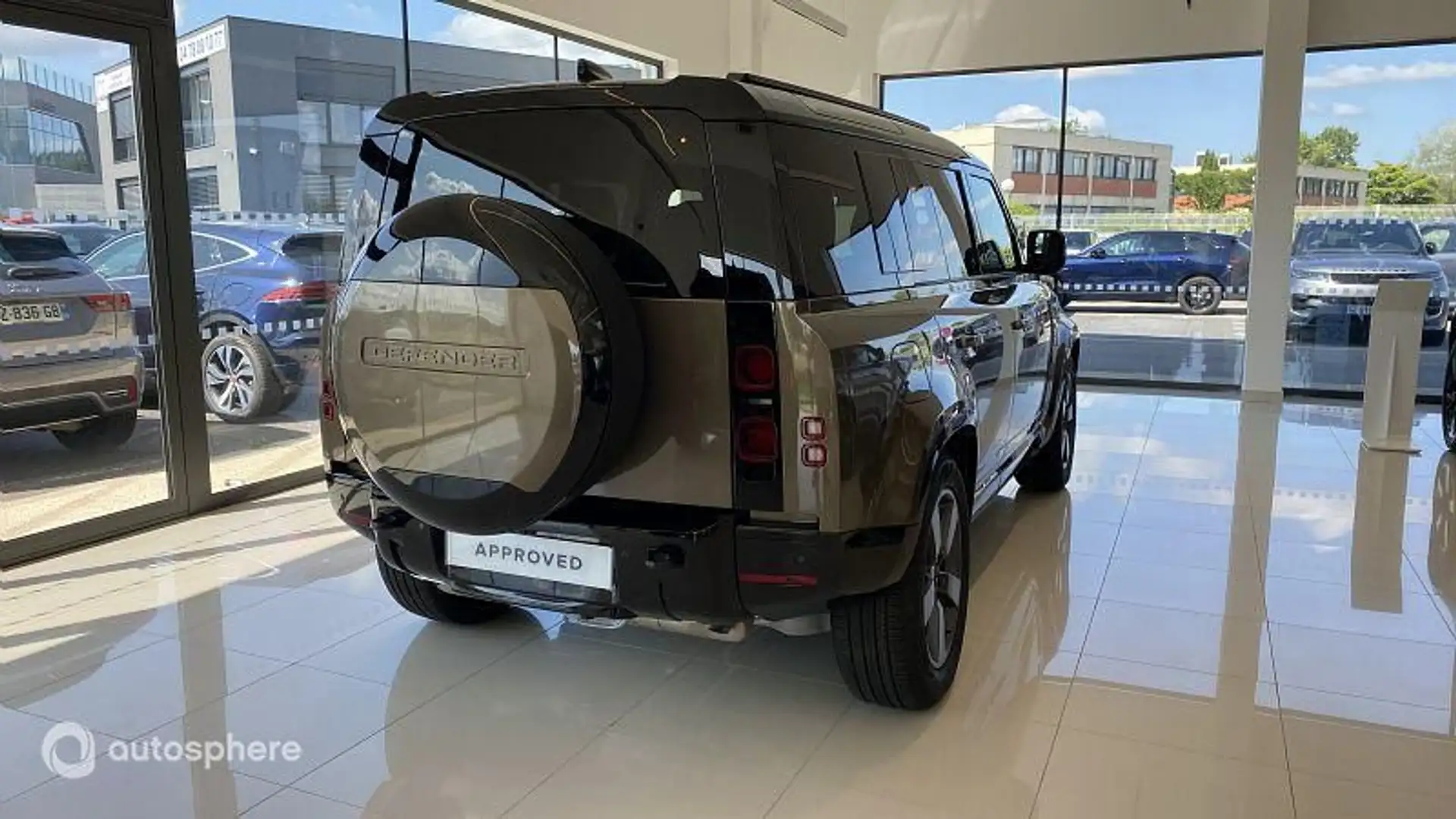 Land Rover Defender 110 2.0 P300e X-Dynamic SE - 2