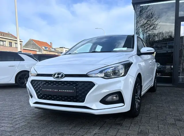 Hyundai i20 1.2i - Apple Carplay / Android Auto / Camera
