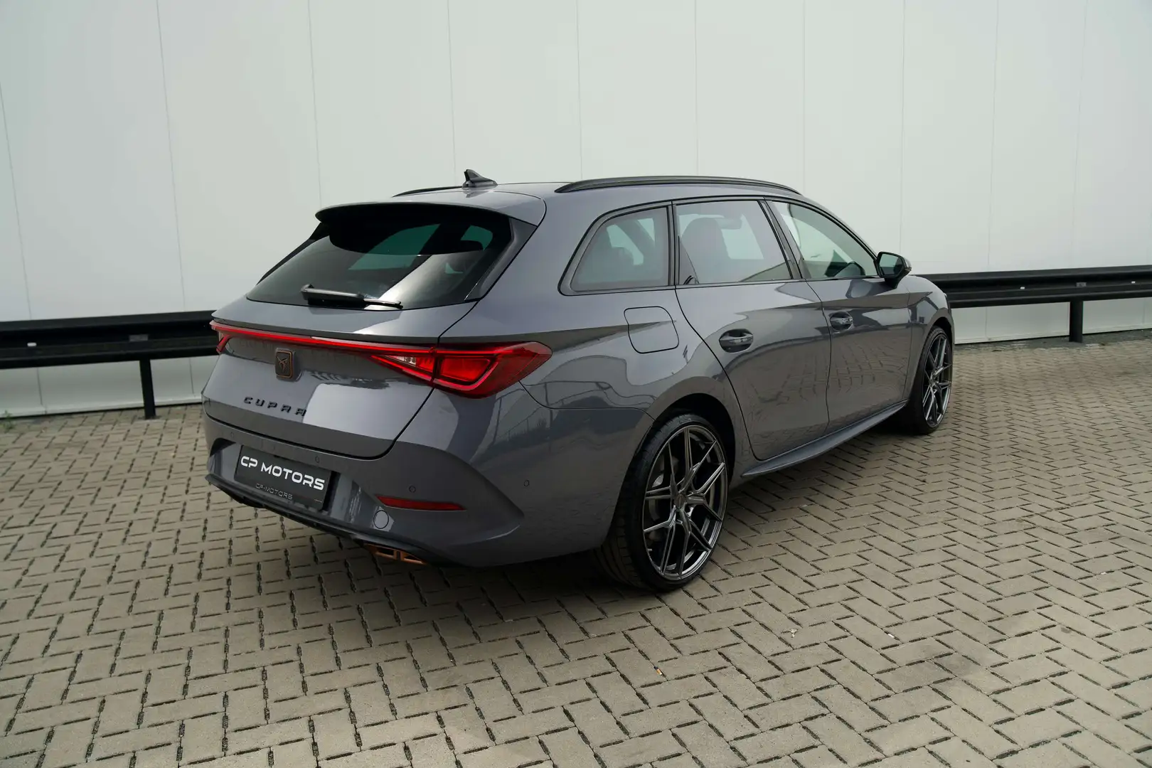 CUPRA Leon ST VZ 245 PK E-HYBRID PANO LEDER FULL Gris - 2