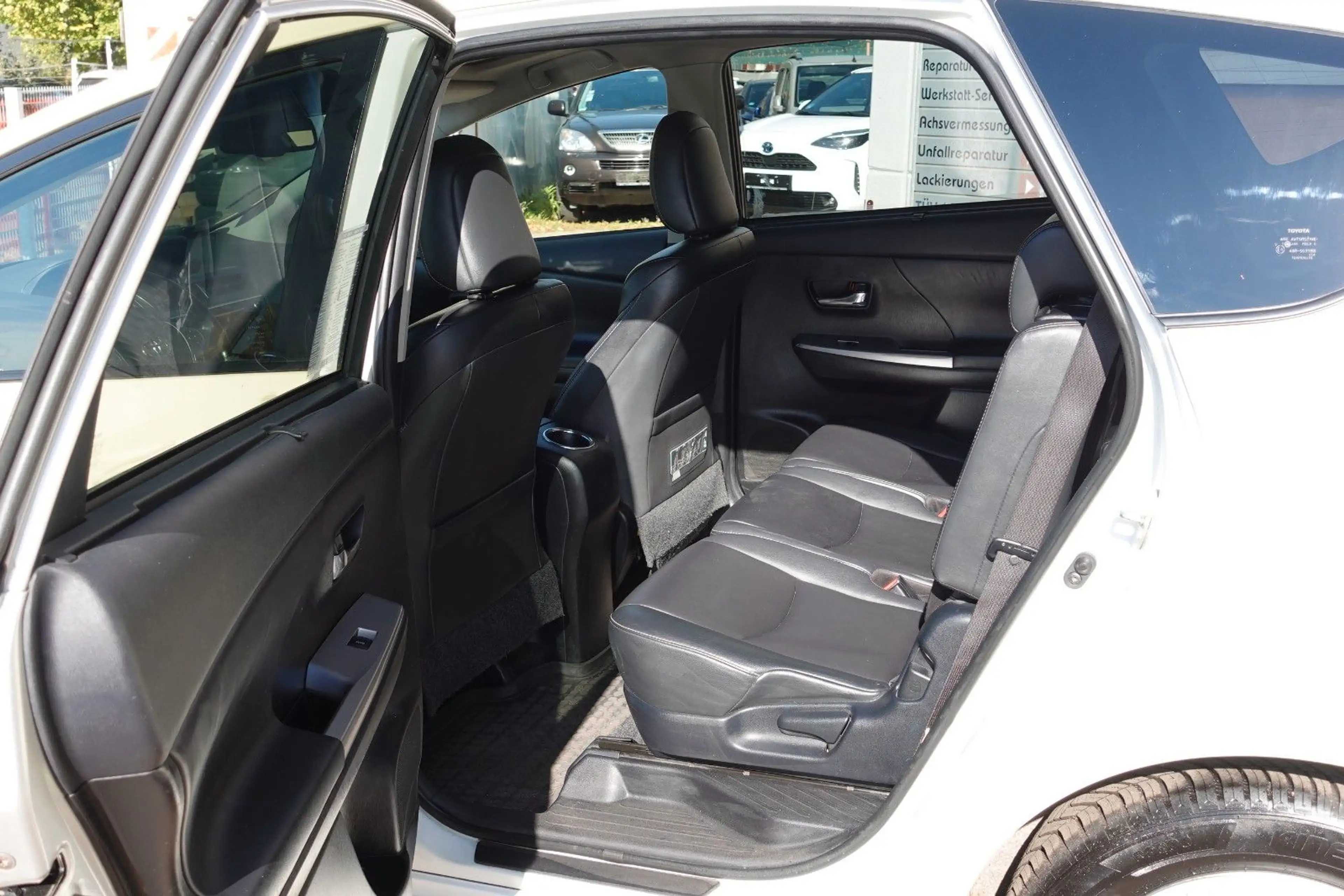 Toyota Prius+ 1.8l  Executive Scheckheft Panorama — photo 8
