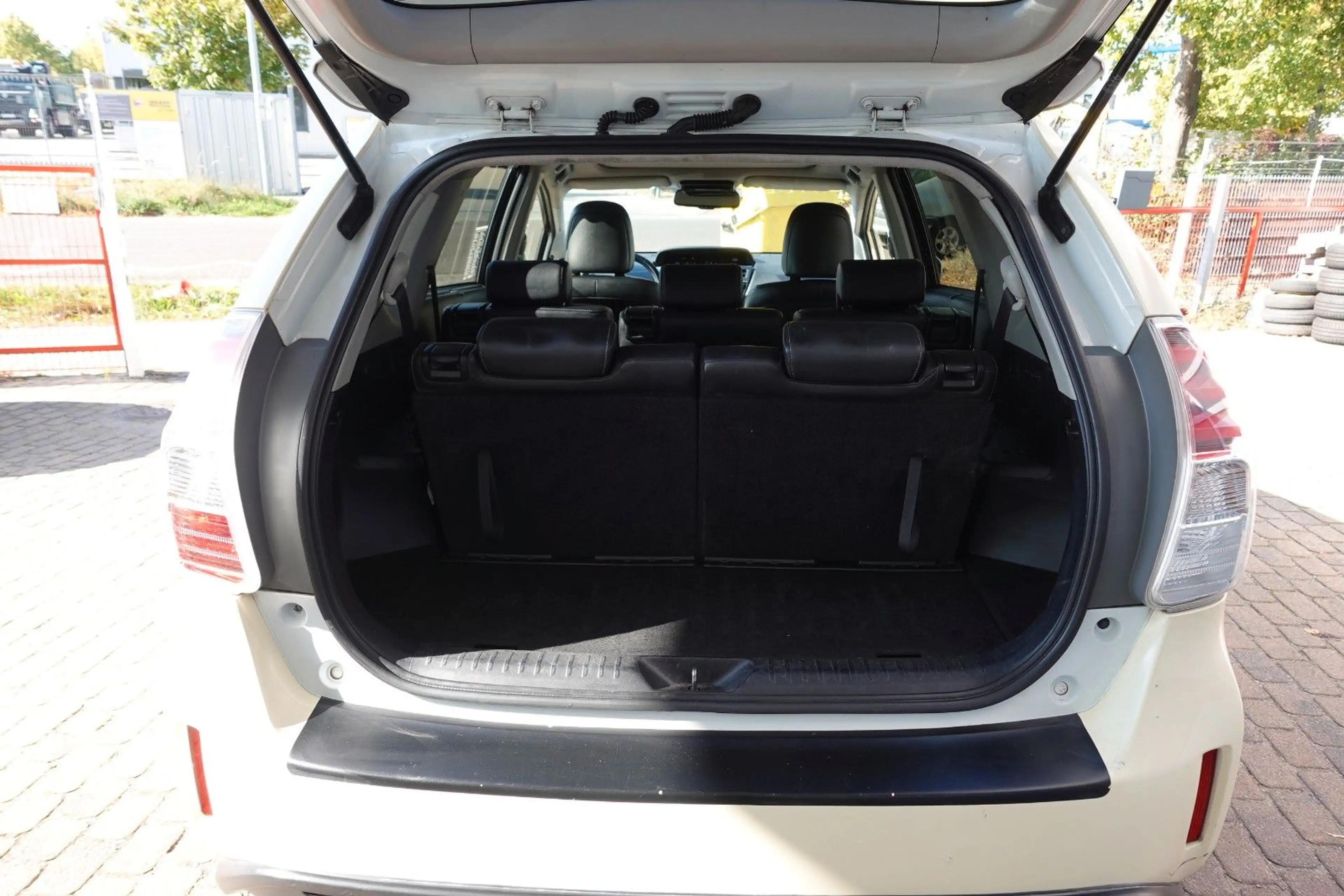 Toyota Prius+ 1.8l  Executive Scheckheft Panorama — photo 9