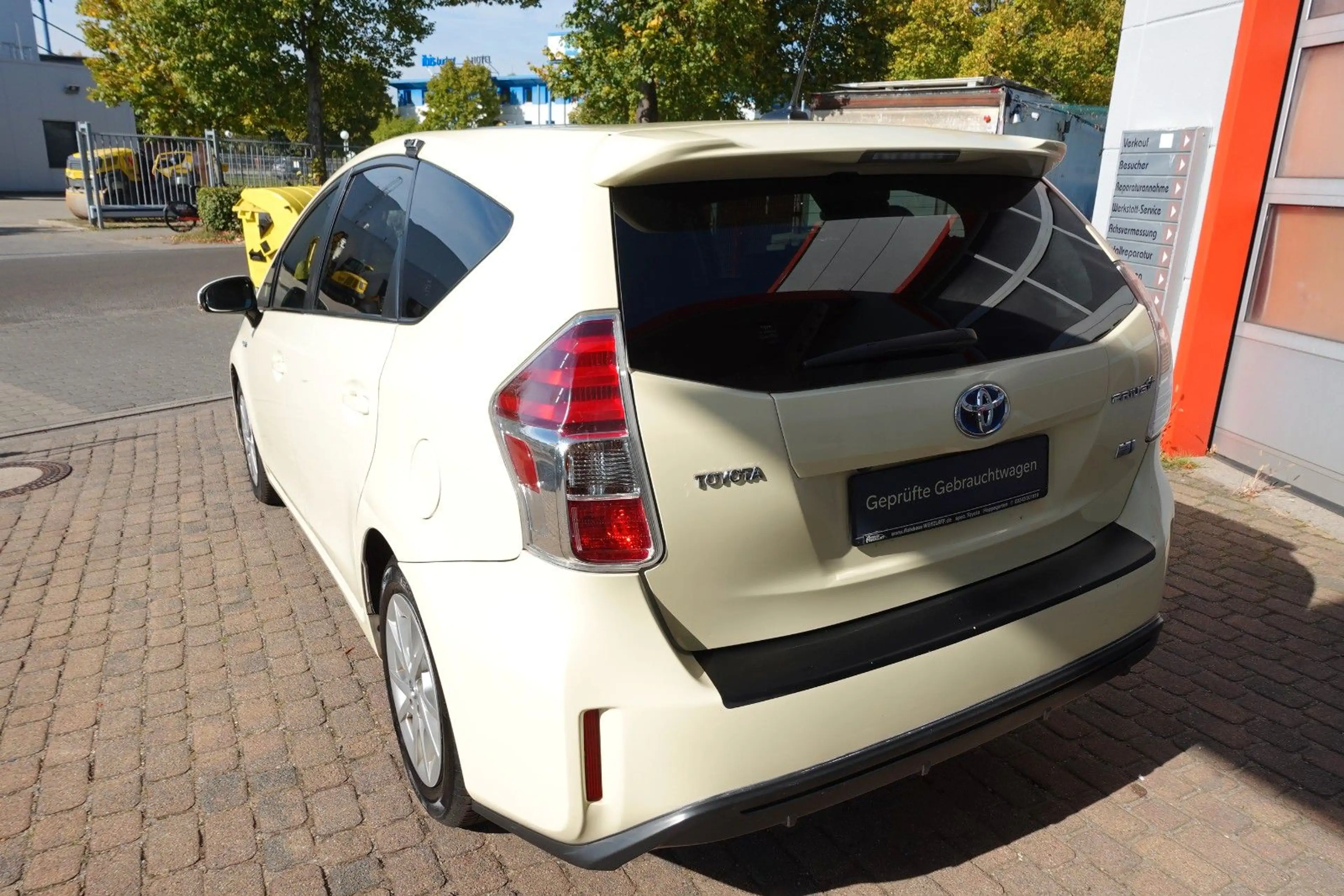 Toyota Prius+ 1.8l  Executive Scheckheft Panorama — photo 3