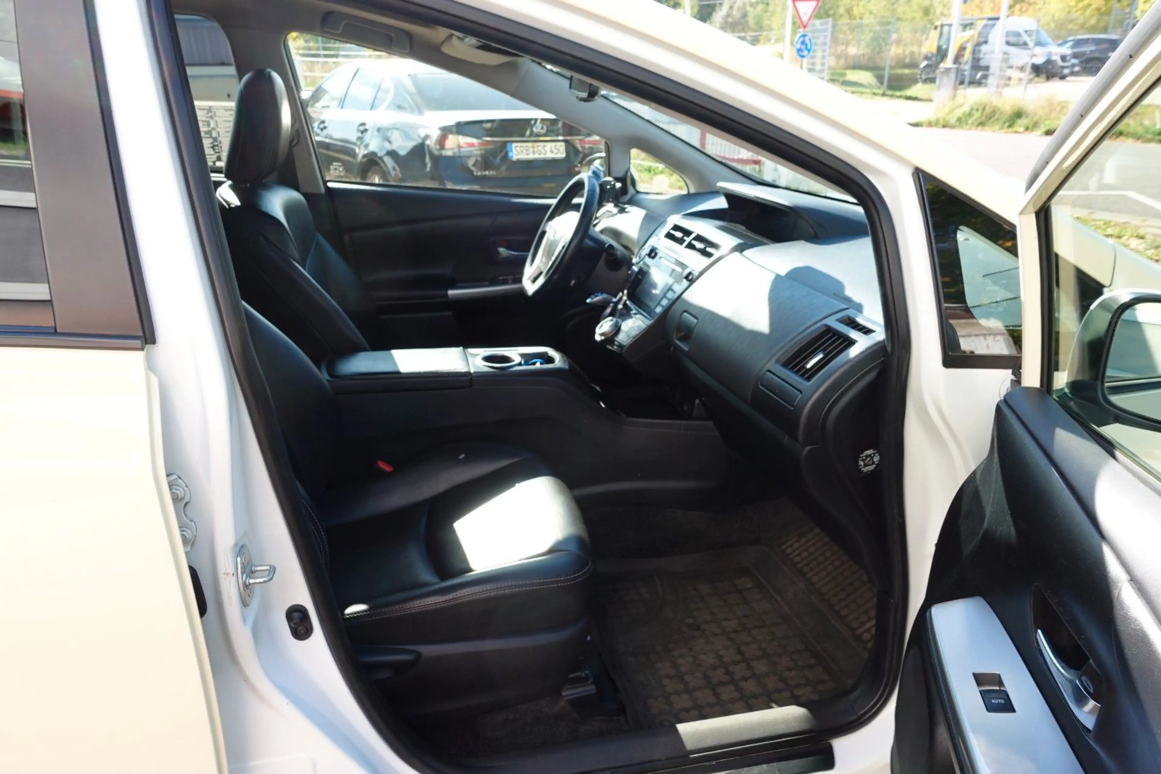 Toyota Prius+ 1.8l  Executive Scheckheft Panorama — photo 6