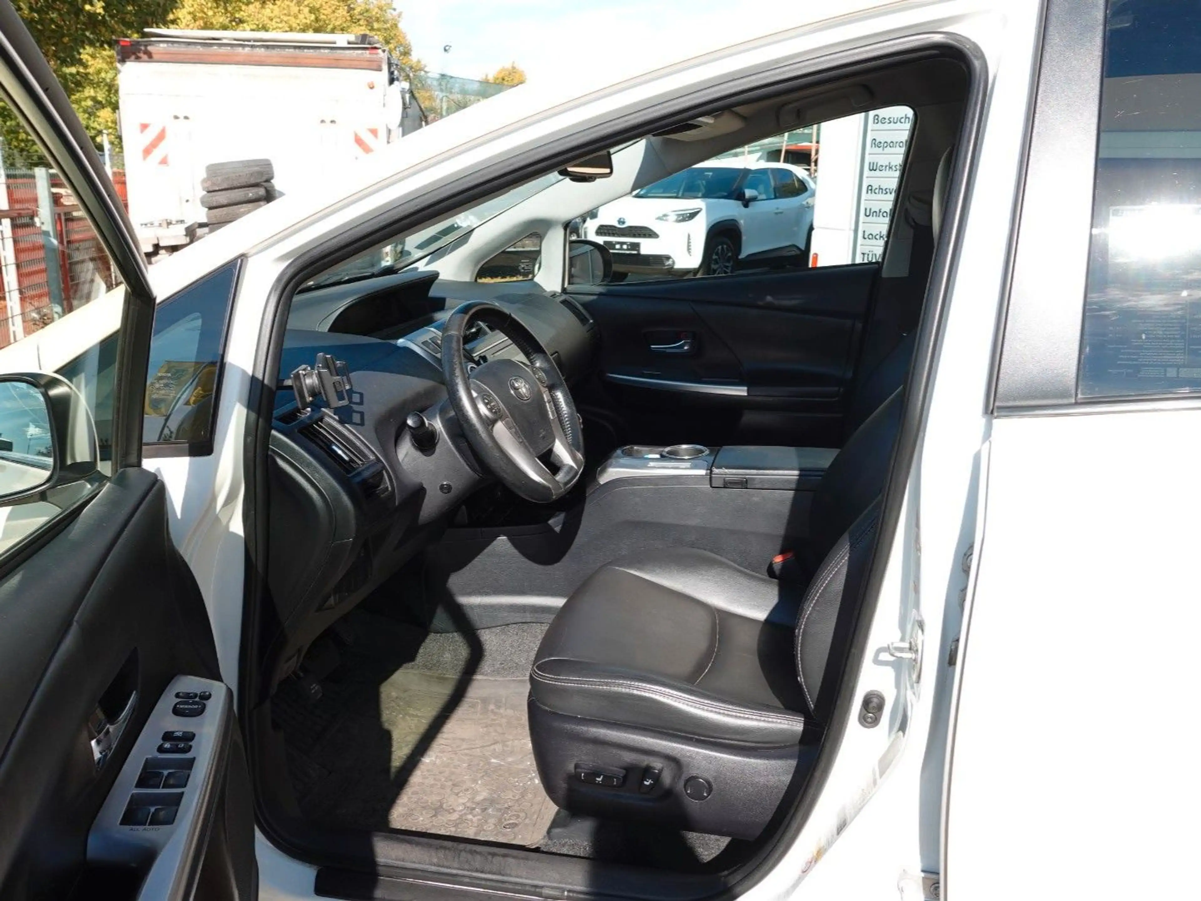 Toyota Prius+ 1.8l  Executive Scheckheft Panorama — photo 5