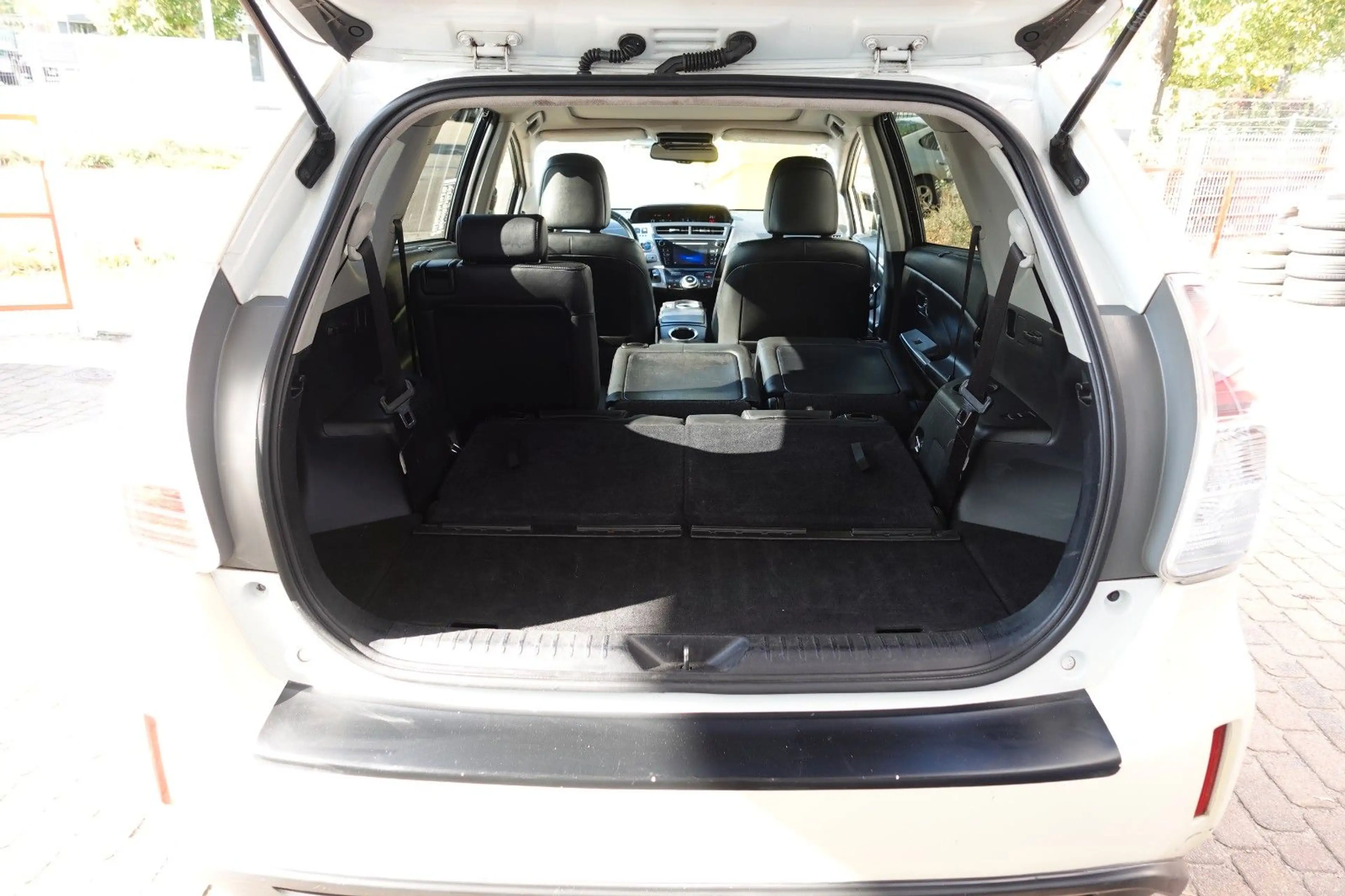Toyota Prius+ 1.8l  Executive Scheckheft Panorama — photo 13