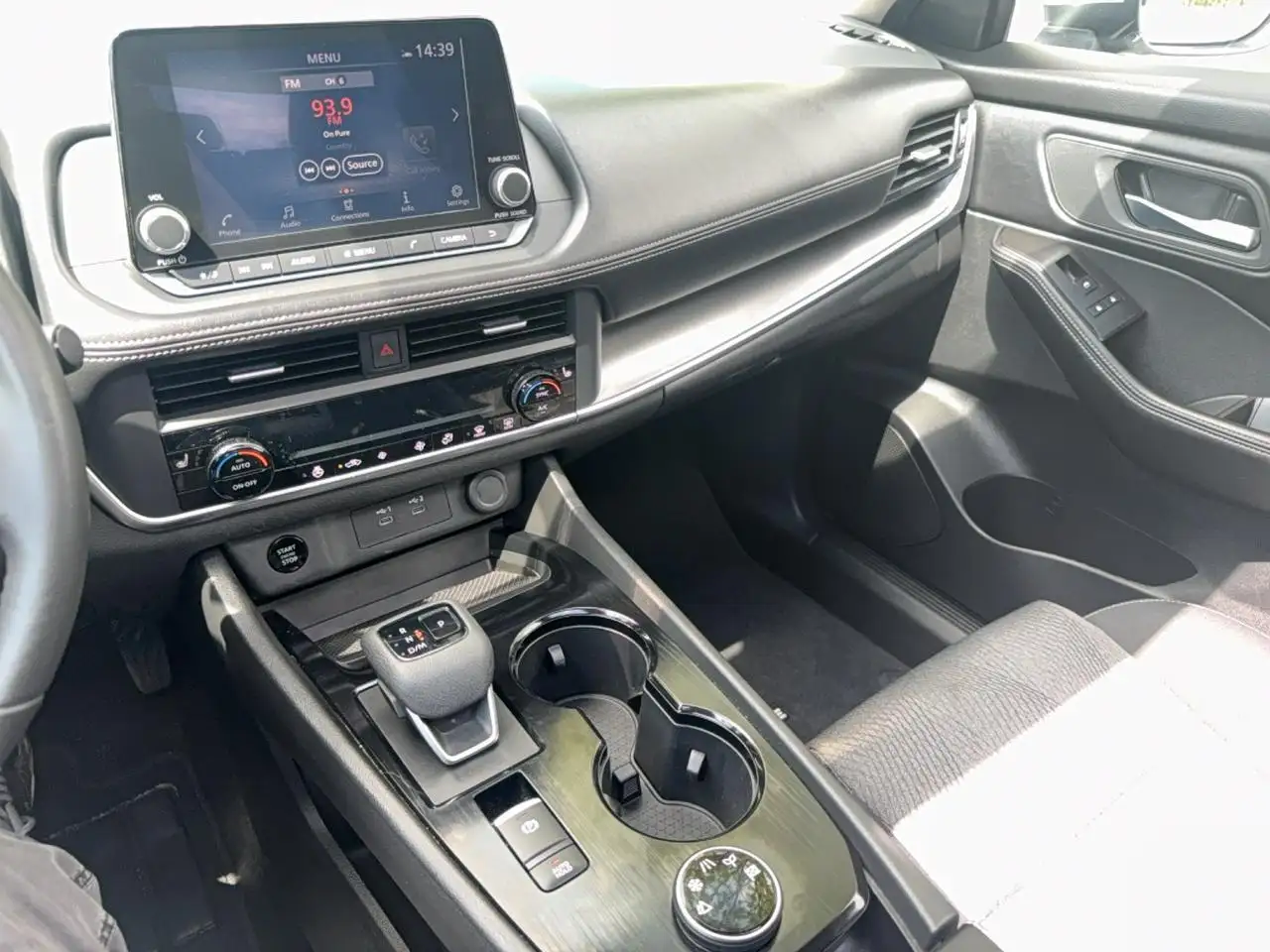 Nissan Rogue снимка Nissan Rogue