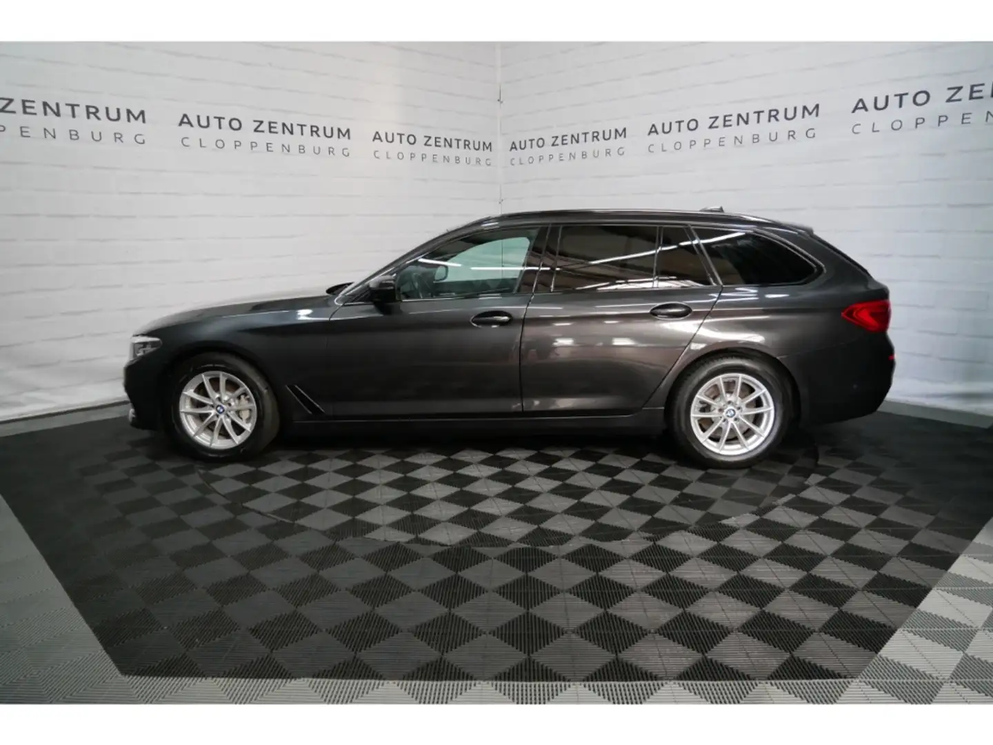 BMW 525 d  Touring LED+Navi+Leder+Kamera+PDC Gris - 2