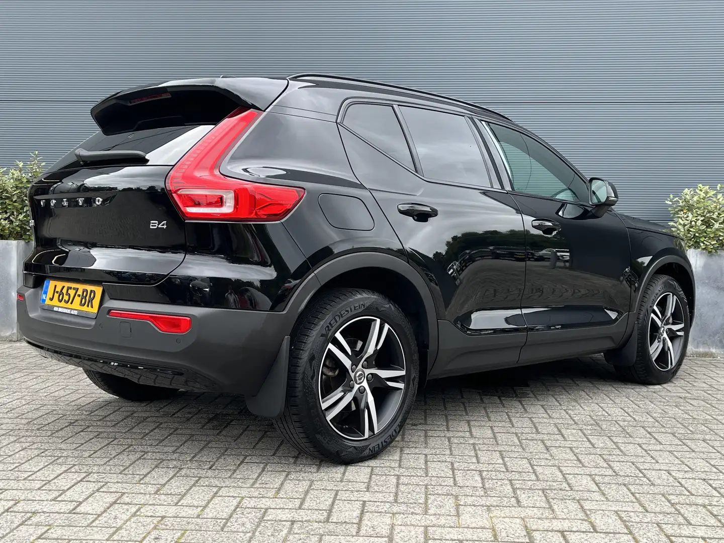 Volvo XC40 2.0 B4 R-Design | Achteruitrijcamera | Cruise cont Zwart - 2