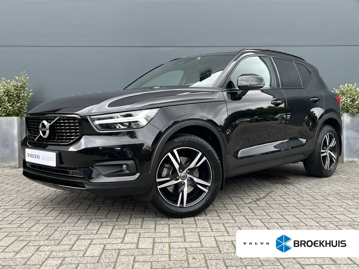 Volvo XC40 2.0 B4 R-Design | Achteruitrijcamera | Cruise cont Zwart - 1