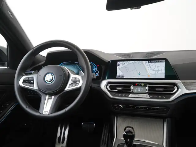 BMW 3 Series view 5