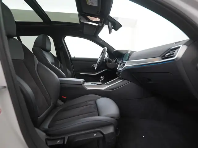 BMW 3 Series view 3