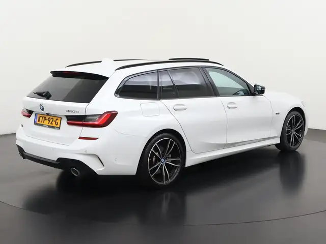 BMW 3 Series view 4