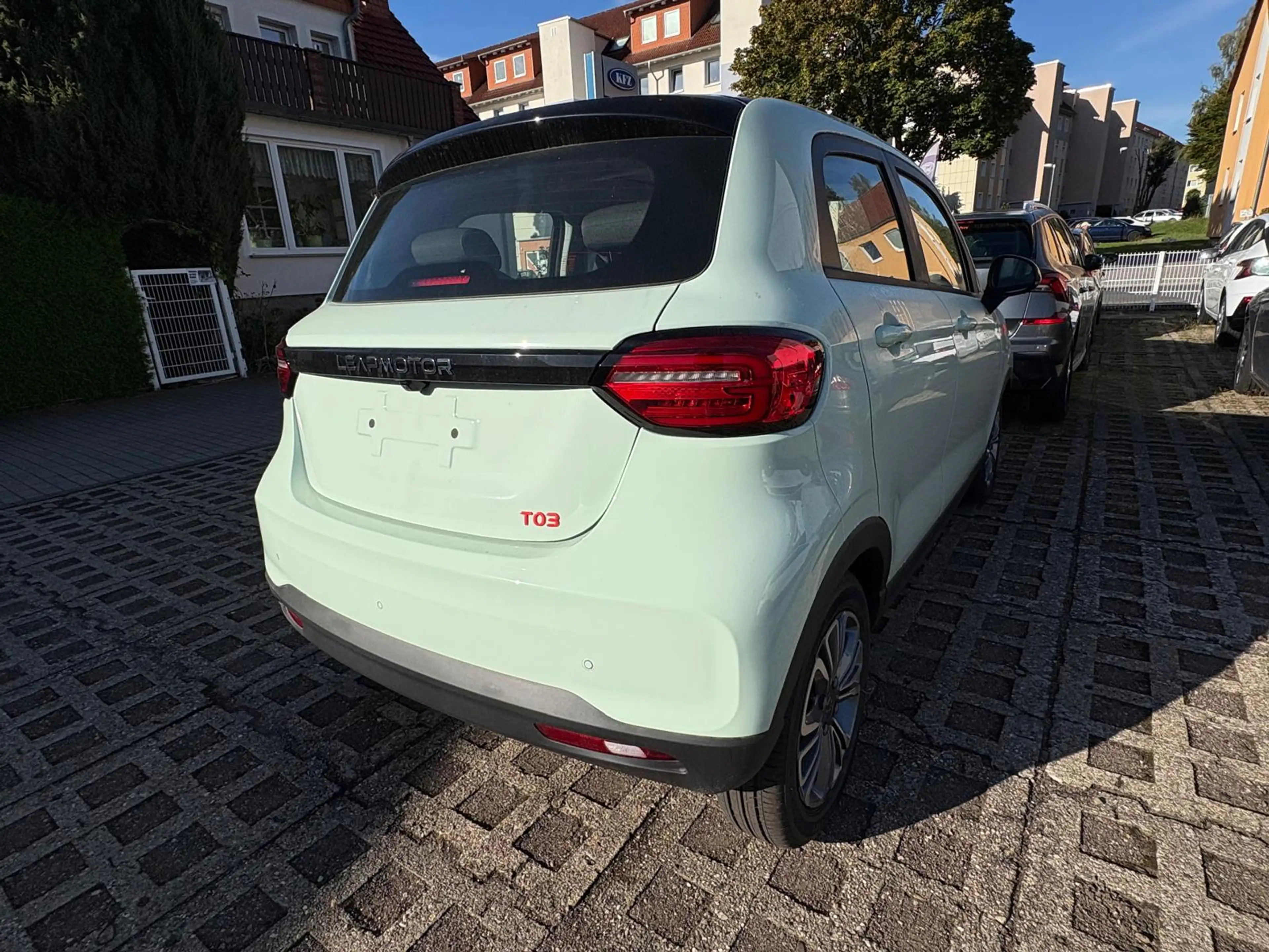 Leapmotor T03 Navi,Klimaautomat,Kamera,PDC,Pano.Aluf. — photo 9