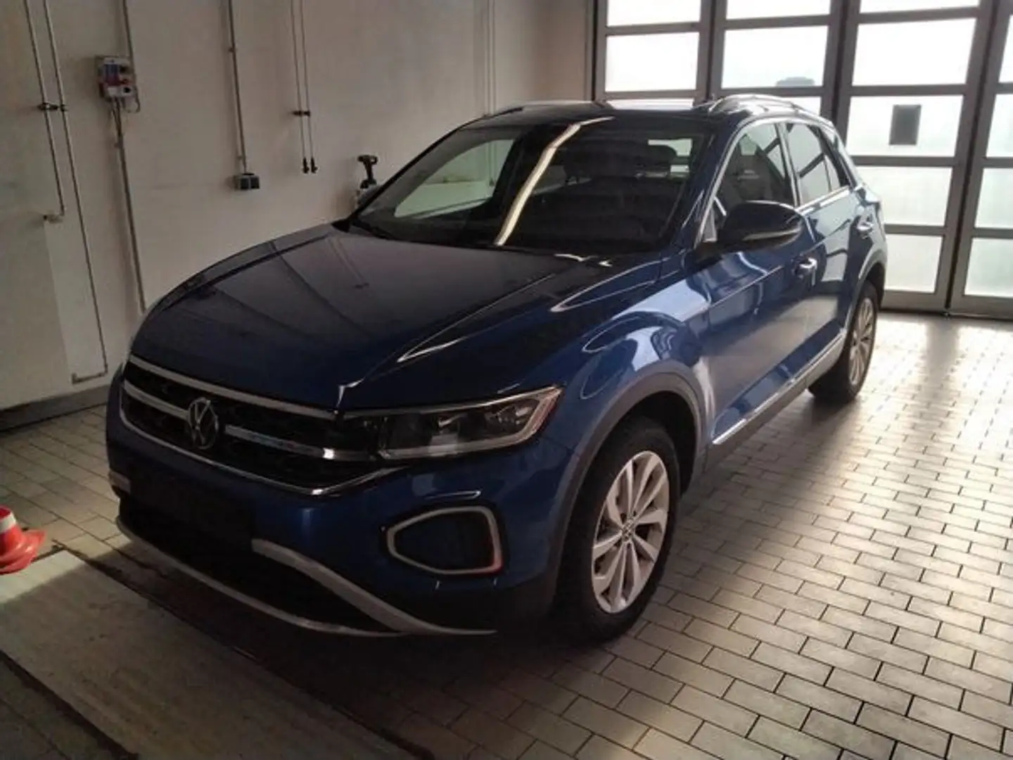 Volkswagen T-Roc STYLE 1.5TSI 150PS ACC.5J-G.AHK.NAVI+VC.2xPDC.PANO Bleu - 2