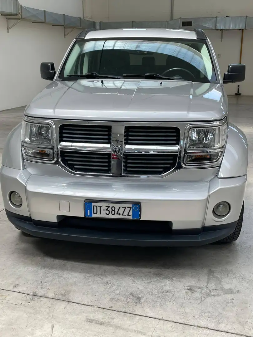 Dodge Nitro Nitro 2.8 L4 crd 16v SXT 4wd auto dpf Silber - 1