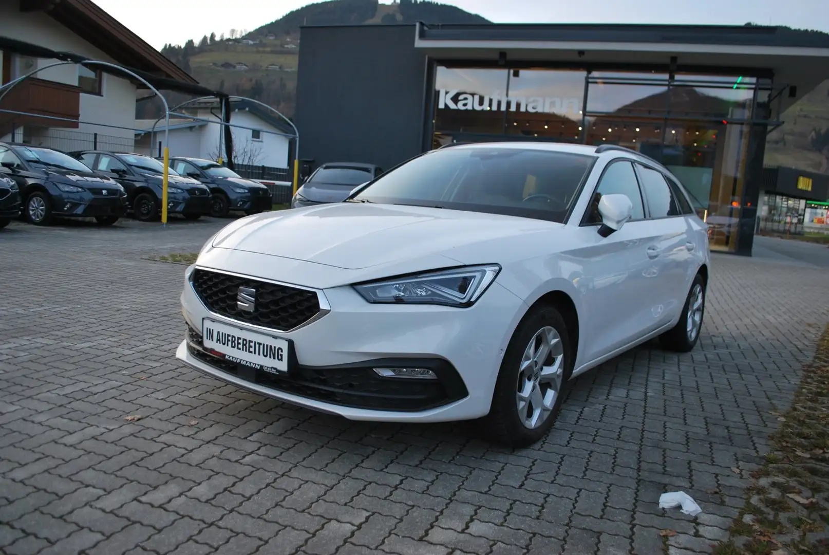 SEAT Leon Style 1.0 eTSI DSG Weiß - 1