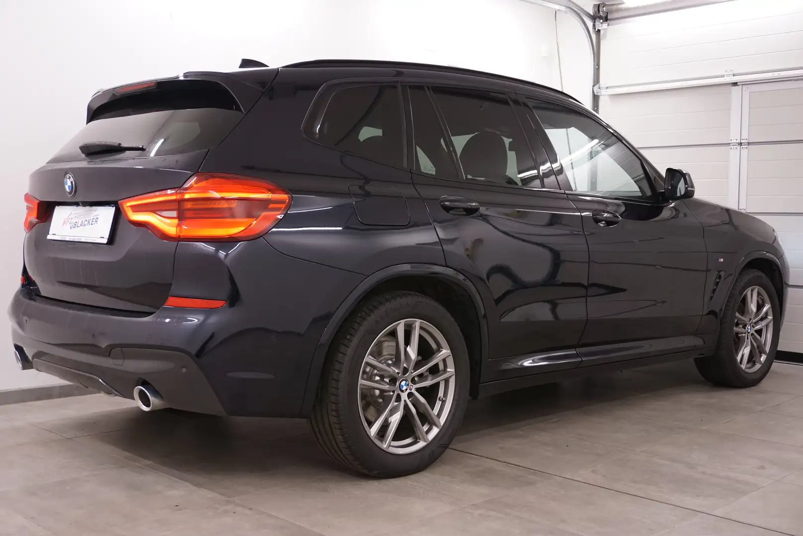 BMW X3 xDrive 20 d M Sport // AHK // ACC // harman kardon Schwarz - 2