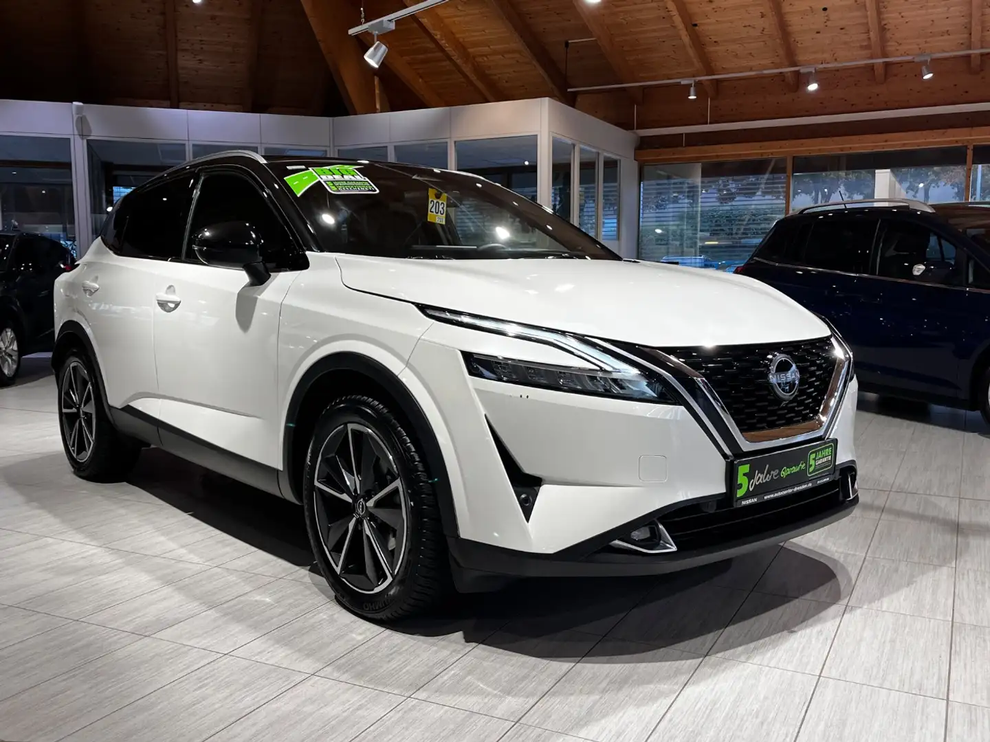 Nissan Qashqai 1.3 DIG-T MHEV Tekna ACC+BOSE+Navi+Pano Zwart - 2
