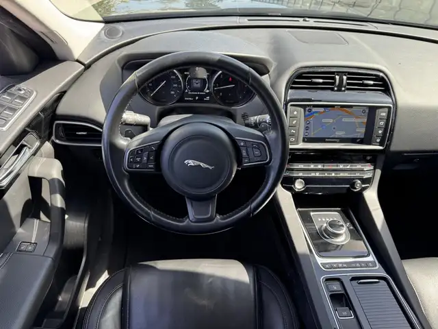 Jaguar F-Pace view 7