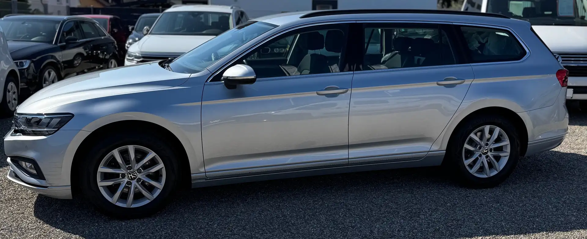 Volkswagen Passat Variant 2.0 TDI Business LED AHK Massage Plateado - 2