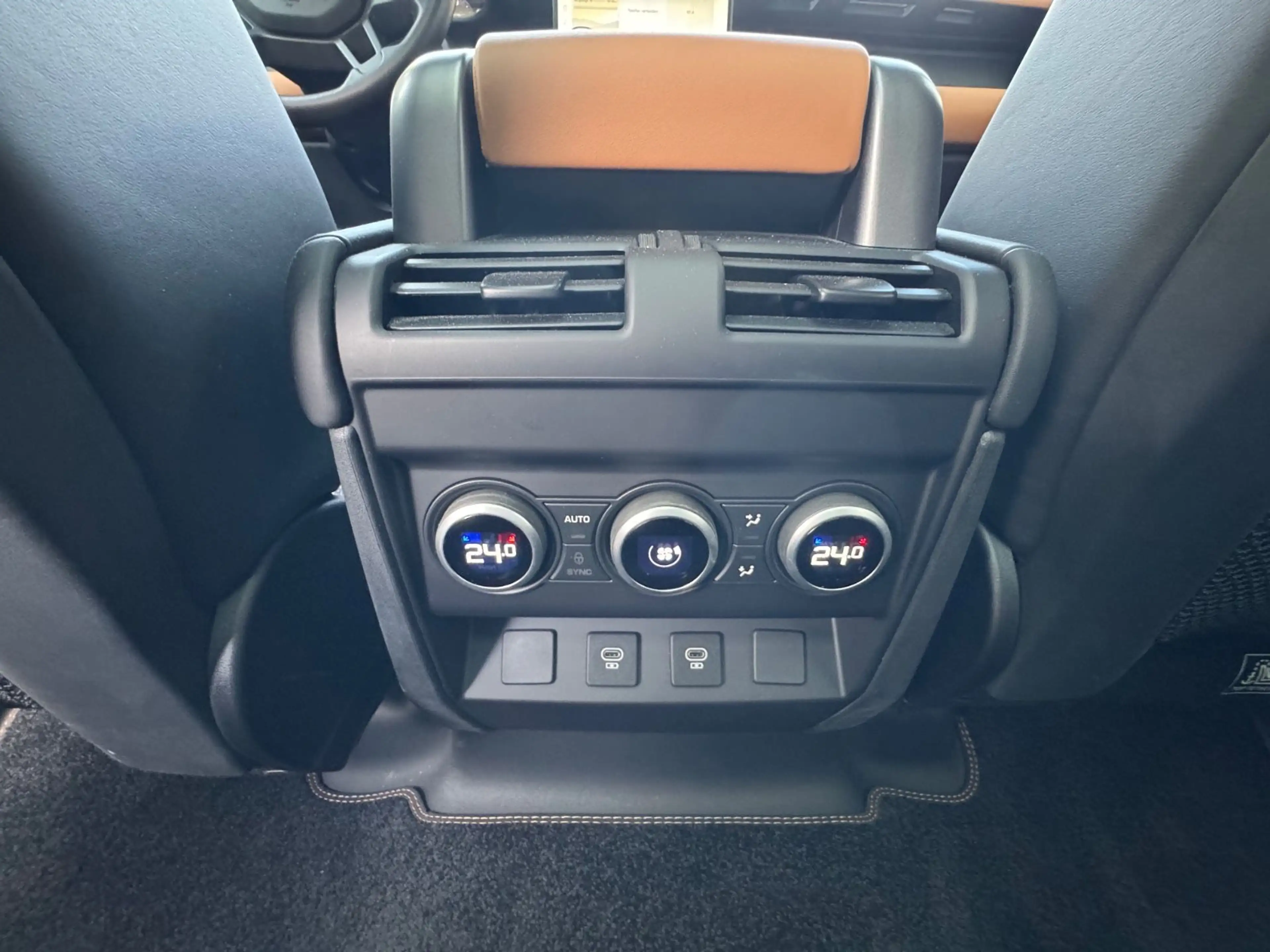 Land Rover Defender 110 X-Dynamic HSE 7 Sitze Pano AHK — photo 12