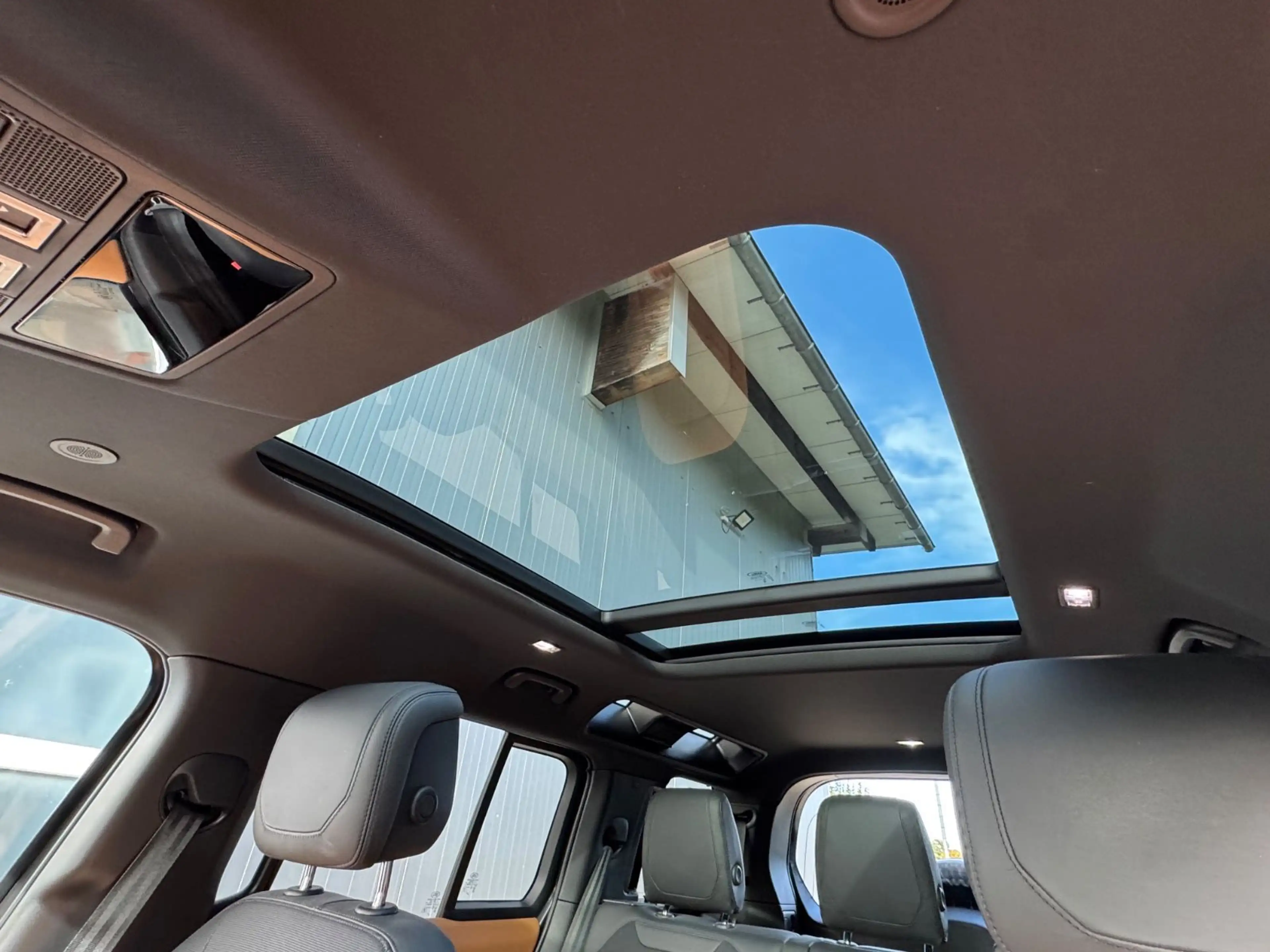 Land Rover Defender 110 X-Dynamic HSE 7 Sitze Pano AHK — photo 7