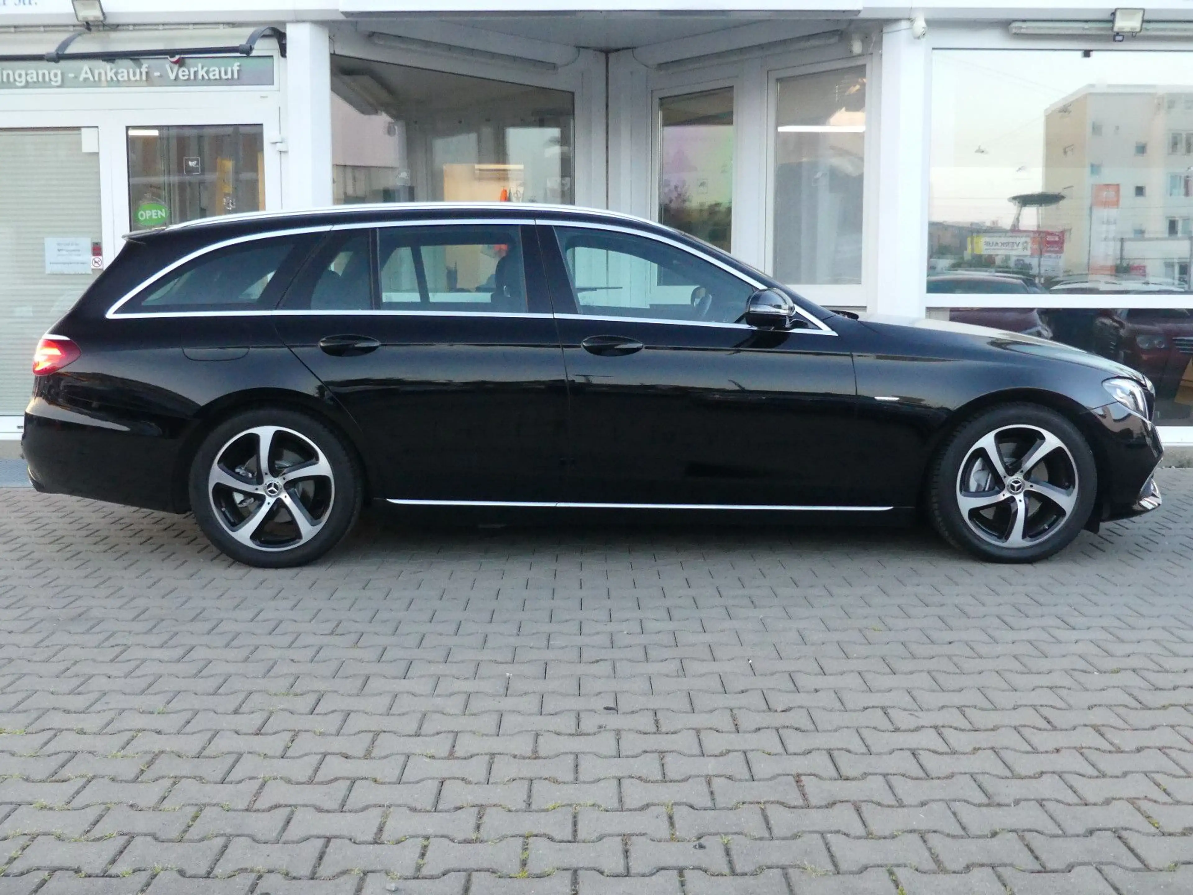 Mercedes-Benz E 220 D Avantgarde Sport Style LED Kam. Navi. — photo 4