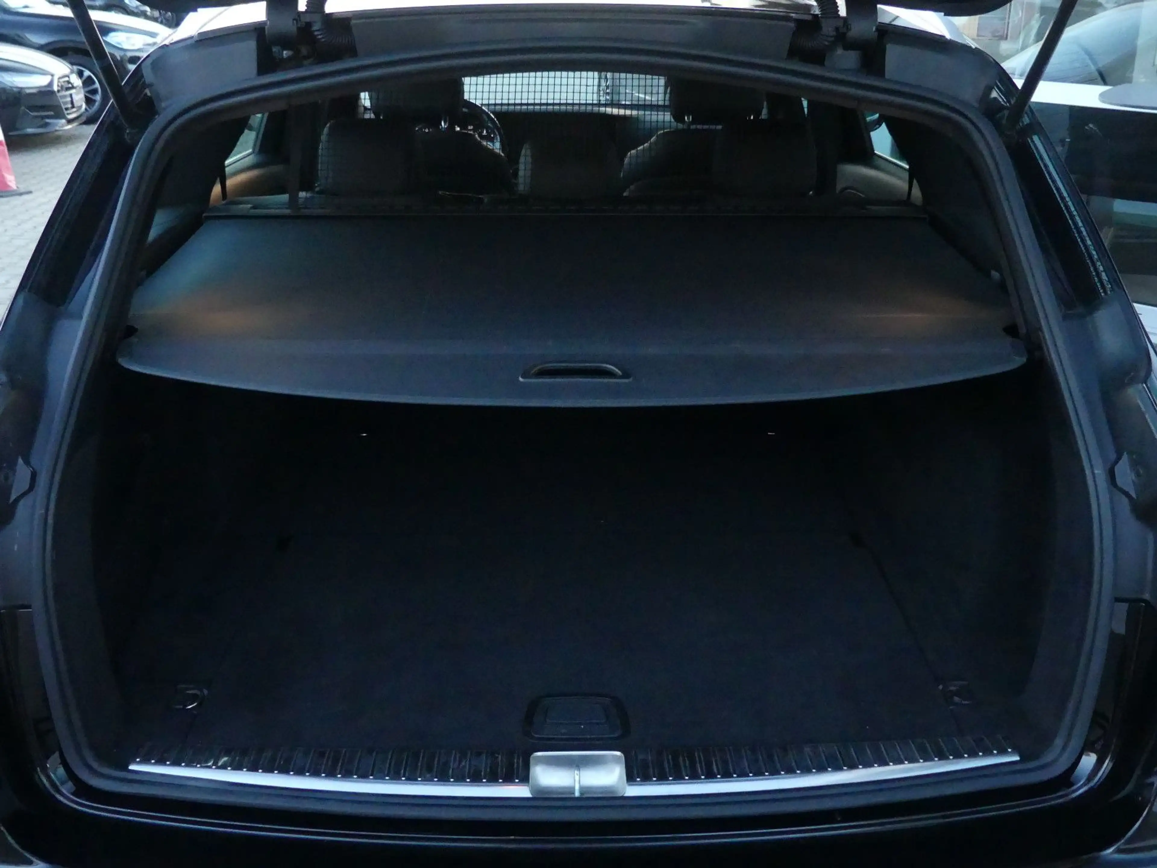 Mercedes-Benz E 220 D Avantgarde Sport Style LED Kam. Navi. — photo 7