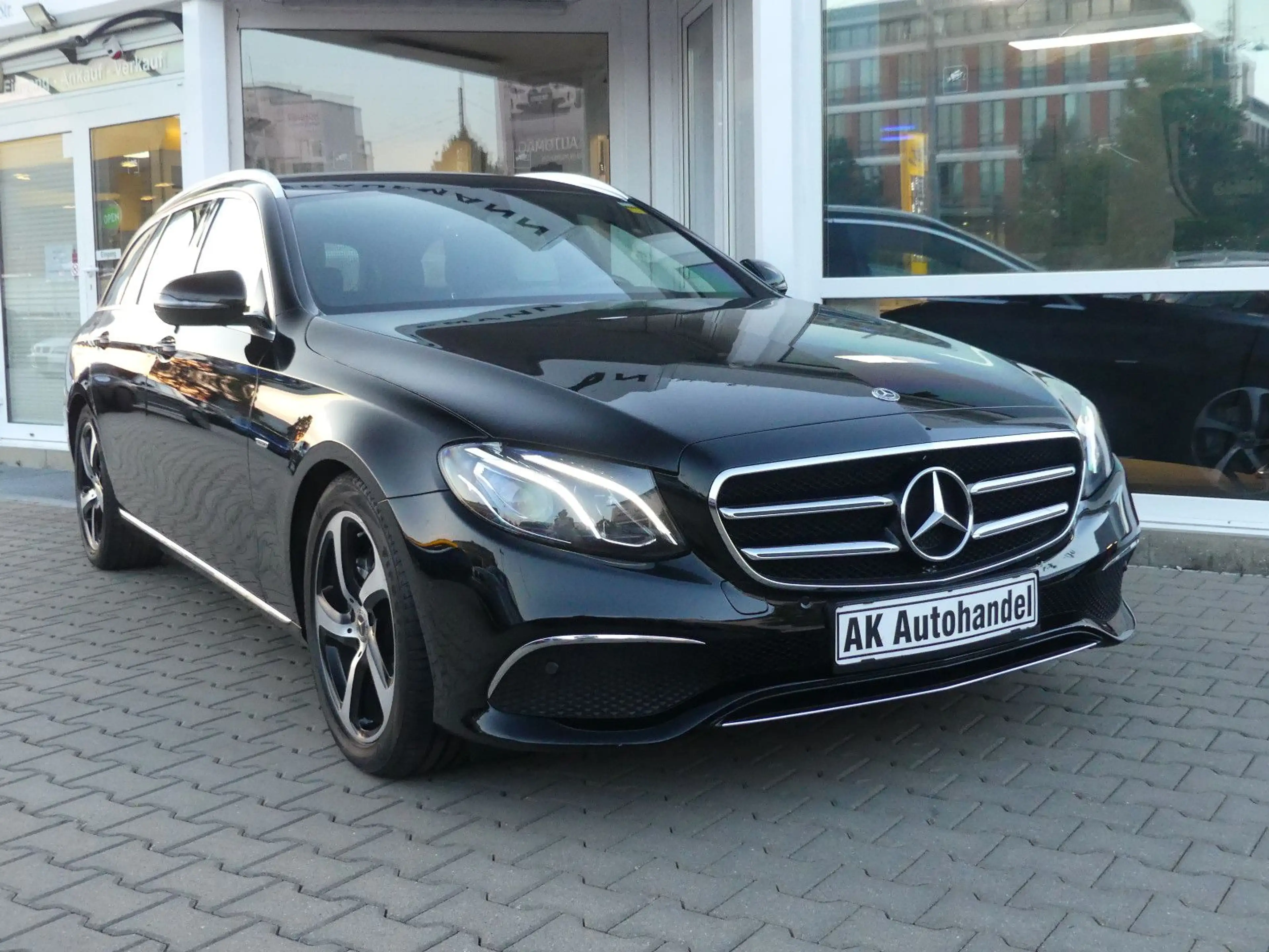 Mercedes-Benz E 220 D Avantgarde Sport Style LED Kam. Navi. — photo 3