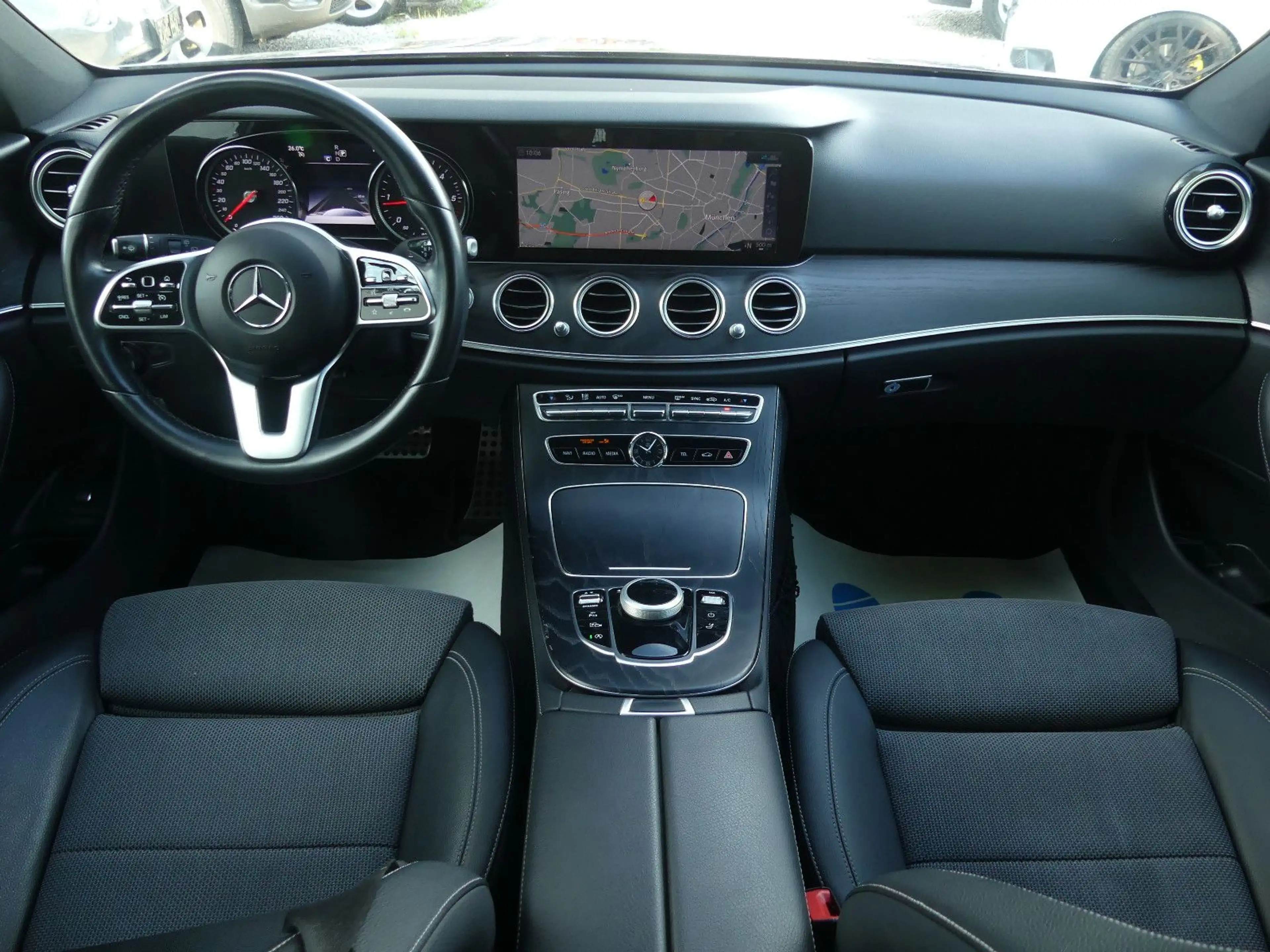 Mercedes-Benz E 220 D Avantgarde Sport Style LED Kam. Navi. — photo 13